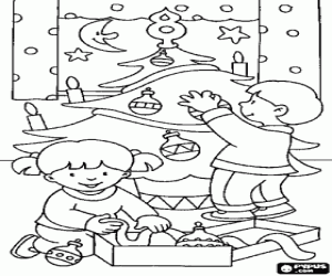 Coloriage Enfants décorent le sapin de Noël
