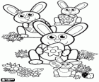 Les lapins avec des oeufs décorés de Pâques 