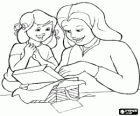 Maman ou mère ouvrant avec illusion le cadeau de sa fille
