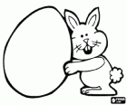 Lapin avec un gros oeuf