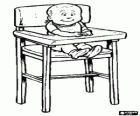 Bébé avec le bavoir posé dans sa chaise de bébé ou chaise haute préparée pour manger