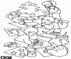 Groupe d'enfants dessinant et peintant le Noël