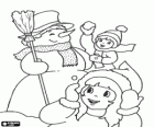 Enfants jouant avec un bonhomme de neige