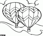 Un couple de ballons survolant les montagnes