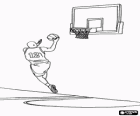 Joueur de basket-ball va au panier
