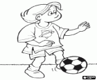 Jeune footballeur pratiquant avec le ballon