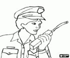 Le policier parle sur un talkie-walkie