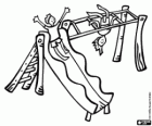 Enfants jouant dans le terrain de jeux du parc, descendre pour le toboggan et suspendus comme des singes à travers les barreaux