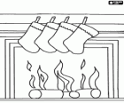 Le feu allumé la veille de Noël avec des chaussettes suspendues