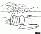Planches de surf sous un palmier sur la sable de la plage en le période estivale	