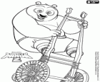 Le panda géant Po a du plaisir sur un petit chariot à deux roues