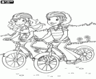 Holly et son amie Carrie avec les casques et les vélos de montagne 