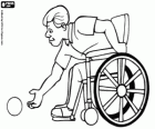 Homme en fauteuil roulant jouant pétanque, boccia