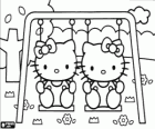 Hello Kitty et Mimmy dans le balançoire de l'aire de jeux