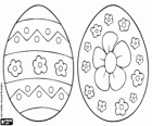 Deux oeufs de Pâques décorés avec des motifs floraux