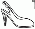 Chaussure pour femme avec une sangle et une boucle derrière la cheville