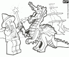 Deux personnages du monde de la magie de Lego. Un vieux magicien avec la baguette magique et un dragon