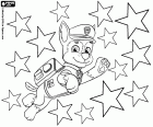 Le saut du chien Chase vers les étoiles. Un personnage de Paw Patrol dans le temps de Noël