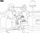 Caillou regardant la télévision avec sa famille sur le canapé à la maison