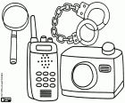 Certains instruments de travail d’un détective pour une recherche : une loupe, un talkie-walkie, des menottes et une caméra