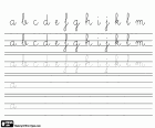 Un exercice de calligraphie avec l’alphabet, les lettres minuscules de A à M