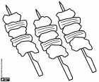Les brochettes sont plusieurs morceaux de viande sur une brochette, un mince bâton de métal ou de bois. Pour l’élaboration de brochettes, vous pouvez combiner différents types de viande avec des légumes. Trois brochettes mixtes prêtes pour barbecue