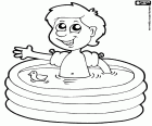 Le bambin à prendre un bain dans une petite piscine gonflable