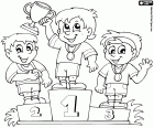 Trois garçons en haut du podium des gagnants dans une compétition sportive pour enfants. Activités sportives sont des activités parascolaires permettant d’amusement et divertissement, alors qu’ils doivent inculquer des valeurs essentielles beaucoup dans l’éducation des enfants