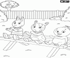 Les Backyardigans Pablo, Uniqua et Austin sont assis sur un banc dans le jardin derrière la maison