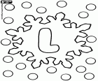 La lettre L de l’alphabet dans un cristal de neige entre les flocons de neige