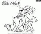 Daphne Ann Blake étreignant le célèbre chien Scooby-Doo