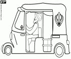 Le Tuk Tuk est un moyen de transport de passagers similaire à un taxi collectif dans les villes de l’Inde, c’est une moto à trois roues avec une carrosserie particulière