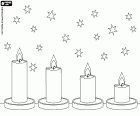 Quatre bougies allumées sur la table, placées en ligne et ordonnées du plus haut au plus bas, sur un fond d’étoiles pour décorer les célébrations de Noël